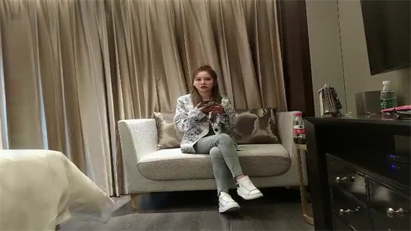 高马尾网红外围妹牛仔裤包裹修长美腿!小哥狂插猛干直呼超值