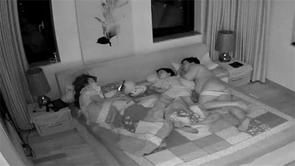 黑客入侵家庭监控,夫妻私密激情夜遭全程偷拍高清流出!