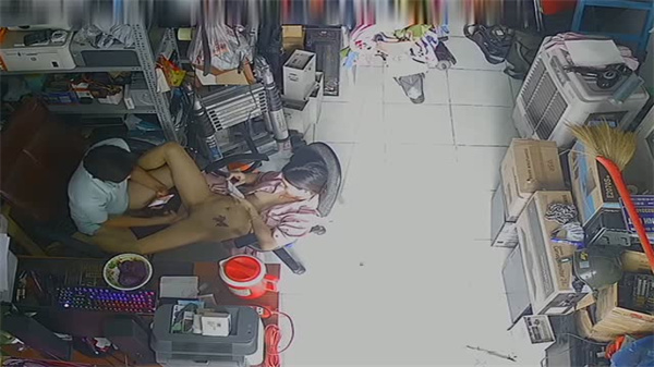 【真实偷拍流出】维修店小夫妻看店时激情啪啪遭破解!黑客入侵监控高清记录店内交欢全程