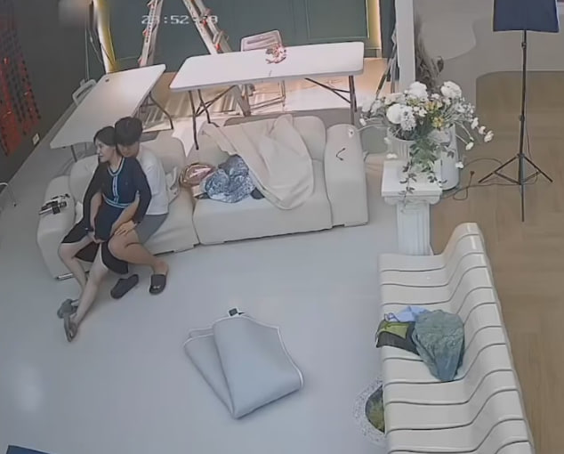 黑客入侵监控!摄影师趁摄影棚无人之际,狂操丰满老板娘密室偷情