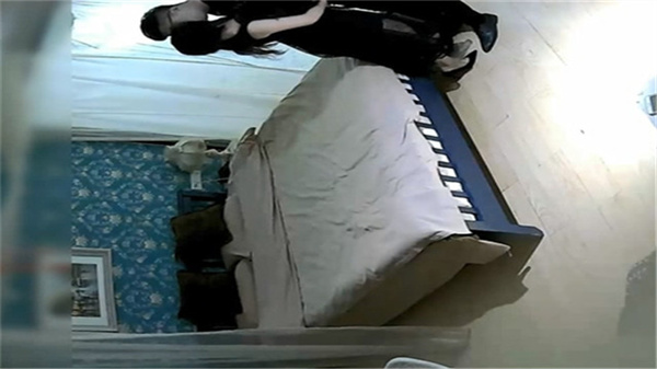 长发美女黑色蕾丝连衣裙配高跟鞋,骚气冲天激情四射